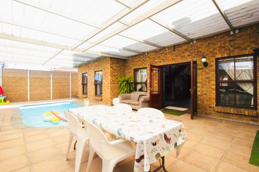 5 Bedroom Property for Sale in Parklands Western Cape